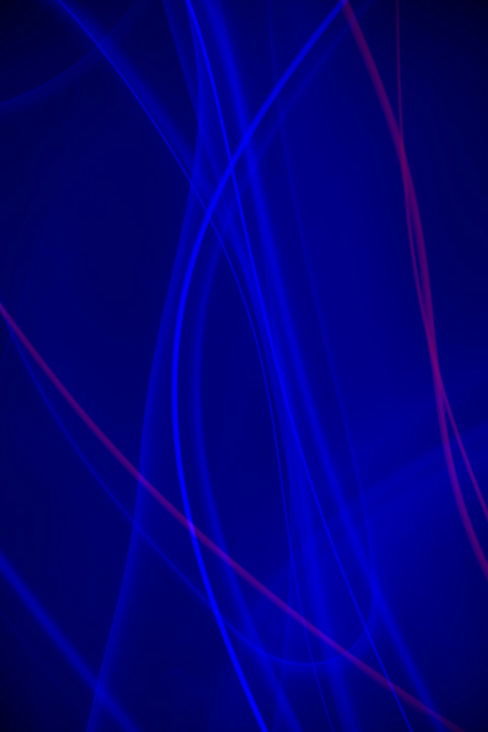 Linee di luce blu e magenta che creano un motivo dinamico.